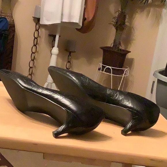 Elegant Black Leather Pumps - Picture 5 of 5